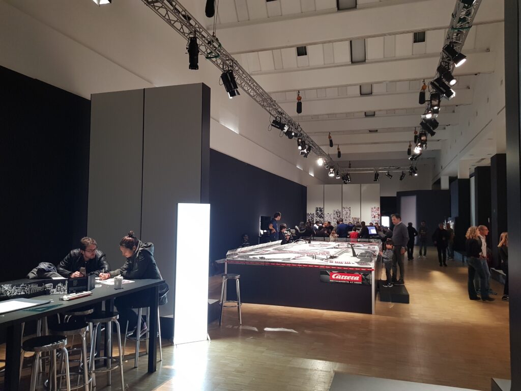 L’autopista Carrera e i visitatori dell’evento alla Triennale di Milano